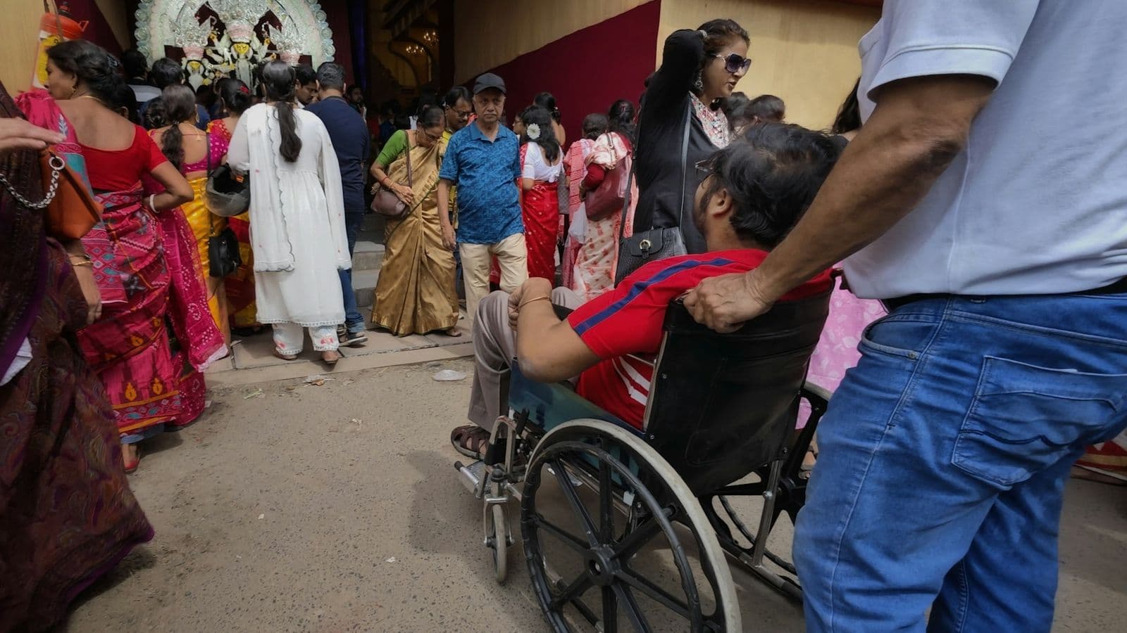 प्रशिक्षण संस्थान में कौशल सीखते दिव्यांग विद्यार्थी