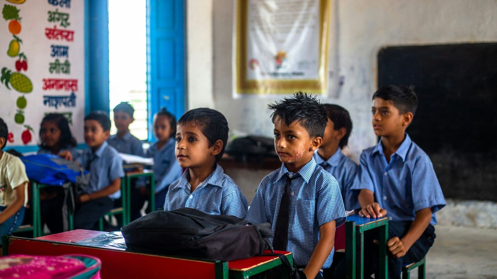 कक्षा में पढ़ाई करते भारतीय छात्र