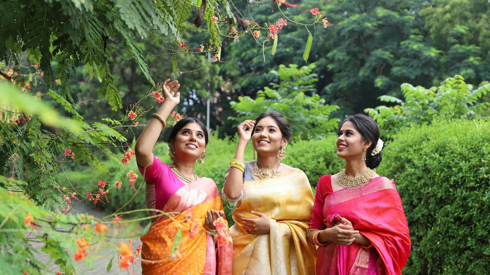 पारंपरिक साड़ी और गहनों में महिलाएं
