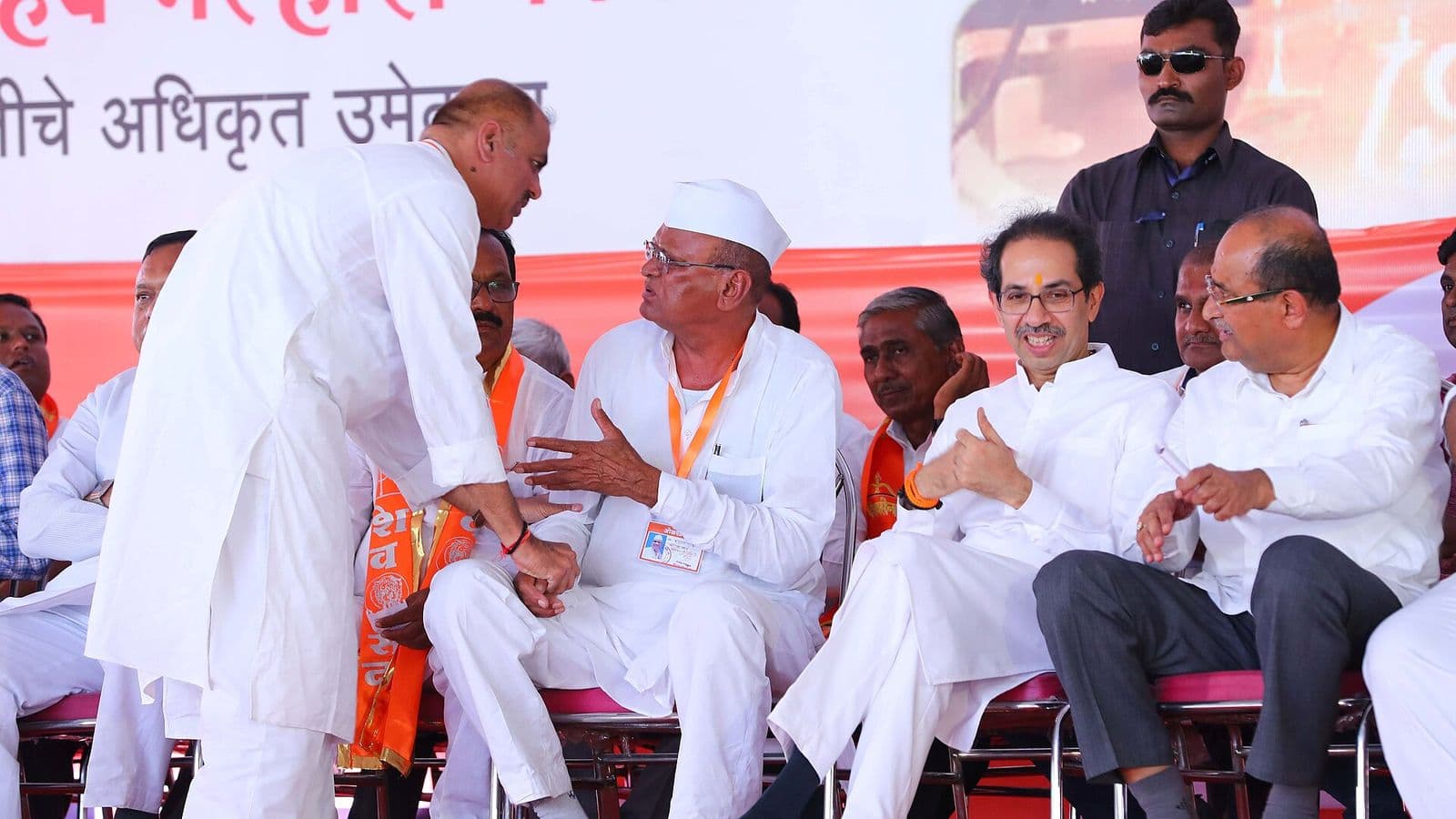 गठबंधन नेताओं का अभिवादन